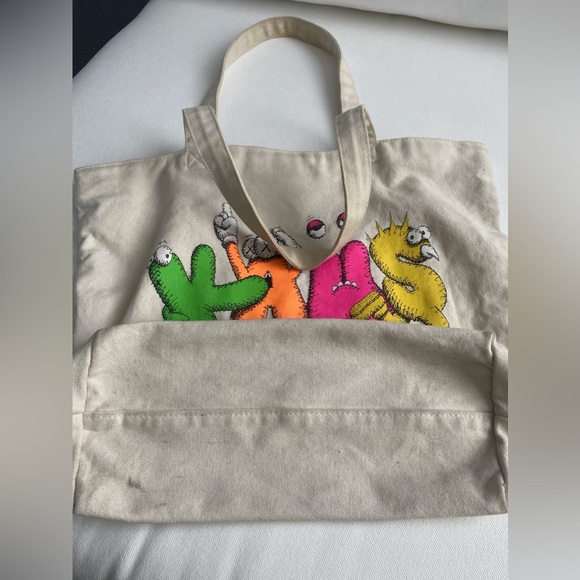 (2016) KAWS X UNIQLO Tote Bag - Picture 4 of 4
